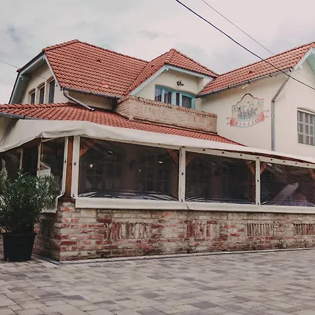 ötösfogat Panzió Bed and breakfast 3*