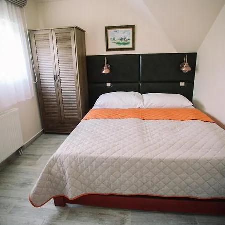 ötösfogat Panzió Bed and breakfast