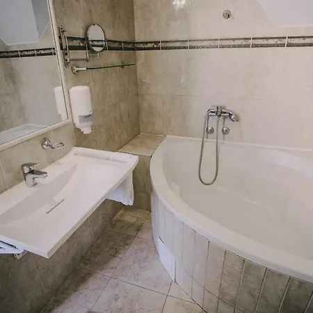 ötösfogat Panzió Bed and breakfast 3*